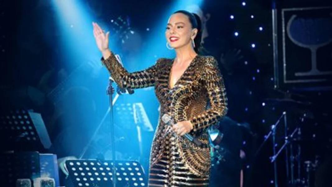 Ebru Gündeş konserde fenalaştı! Kısa mola istiyorum deyip gitti, bir daha dönemedi 1